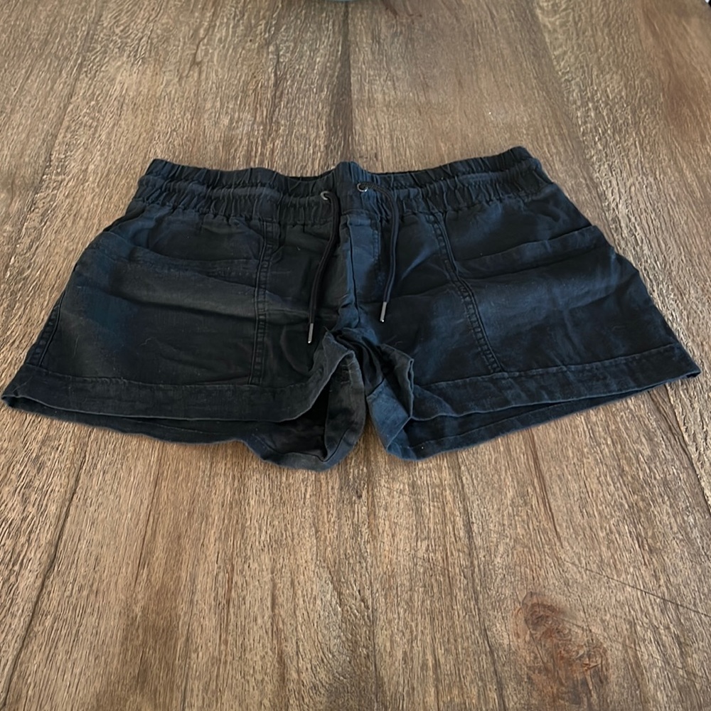 Athleta, Cabo 4” linen shorts.